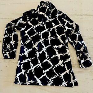 Chico’s women’s Black and White Tunic, size 0, Classic Cut, cuff with detail